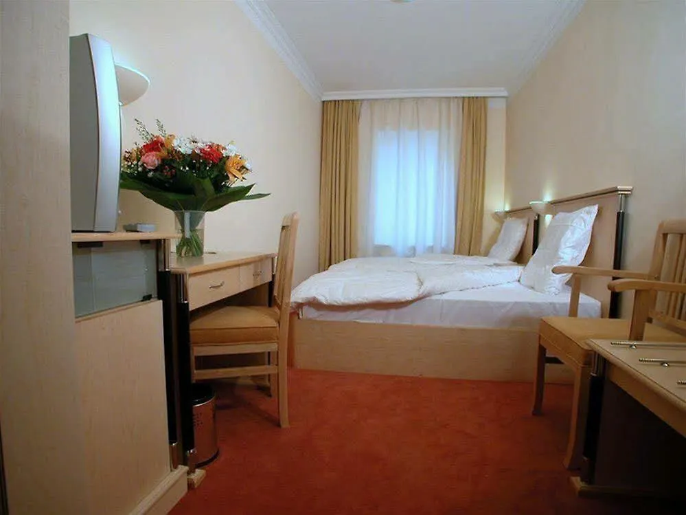 Hotel Atlas München 4*,